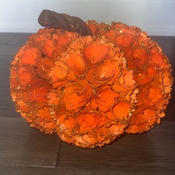 Elegant floral wood shaven pumpkin decoration - Picture 2 of 6